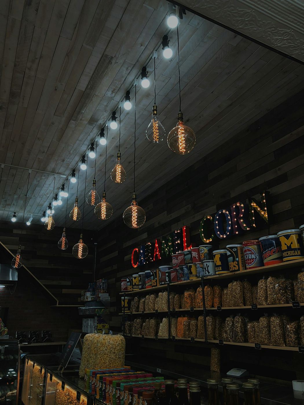 Loja com iluminação pendente